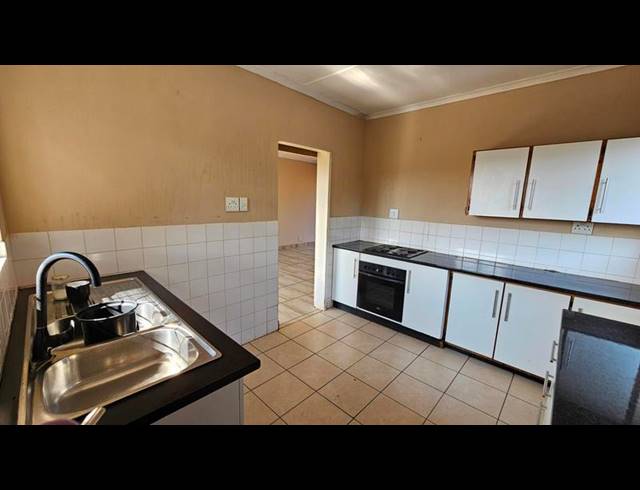 3 BEDROOM HOUSE FOR SALE IN BISLEY